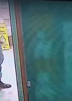 Homem é linchado e preso após mostrar o pênis para duas mulheres