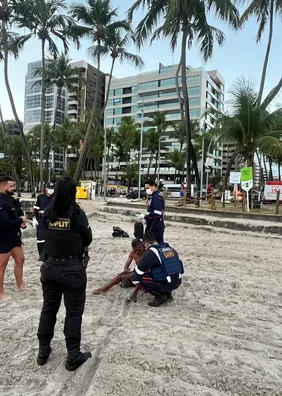 Homem é resgatado de afogamento após entrar no mar para fugir de grupo