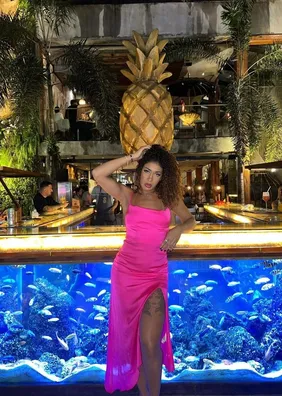 Influenciadora afirma que foi desconvidada para ser madrinha pois vestido ficou “sexy demais”