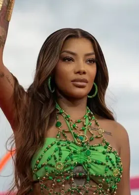 Ludmilla processa Latam após voo cancelado e gasto de R$ 32 mil