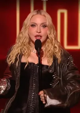 Madonna se torna a pessoa mais velha a ganhar um prêmio no VMA
