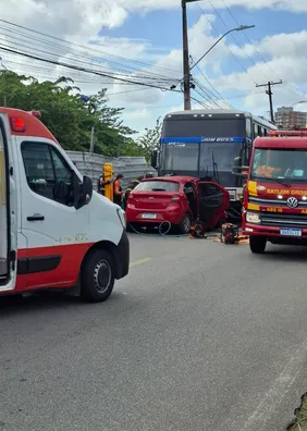 Motorista fica preso às ferragens após carro bater de frente com ônibus no Pinheiro