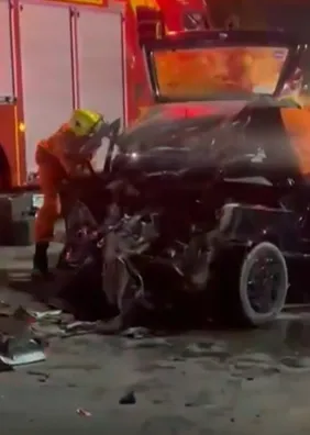 Motorista fica preso às ferragens após grave acidente entre carro e carreta na Forene, em Maceió