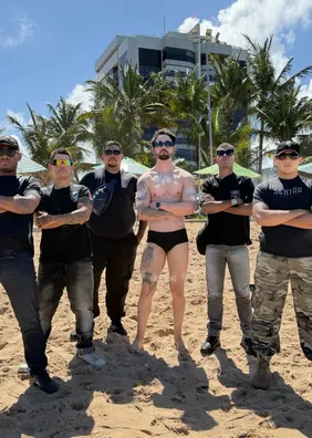 Rico Melquiades vai à praia escoltado por cinco seguranças