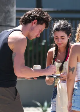 Shawn Mendes é abordado por fãs durante caminhada no Rio