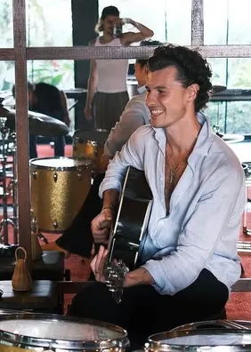 Shawn Mendes surge em estúdio no Brasil e fãs especulam possível lançamento