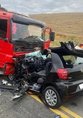 BR-116: casal morre e filho sobrevive em batida entre caminhão e carro