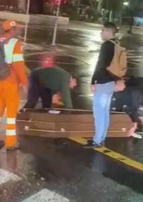 Vídeo: caixão cai de carro funerário durante transporte