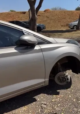 Carro fica no tijolo após ter três pneus furtados por criminosos