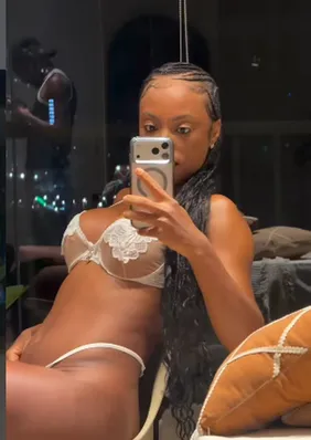 Ex-BBB Lumena exibe corpo definido só com lingerie e detalhe chama atenção
