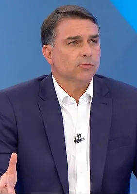 Flávio Bolsonaro leva “cola” em sabatina; saiba o que estava escrito