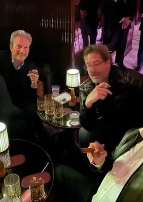 Foto tirada em Londres mostra Gonet com Vorcaro fumando charuto