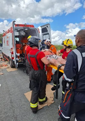Motorista é resgatado das ferragens após carreta tombar na BR-101