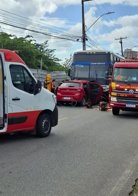 Motorista fica preso às ferragens após carro bater de frente com ônibus no Pinheiro