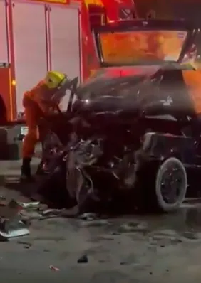 Motorista fica preso às ferragens após grave acidente entre carro e carreta na Forene