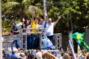 Ao lado de Alfredo Gaspar, Flávio Bolsonaro promete prioridade ao Nordeste e critica Lula e Moraes