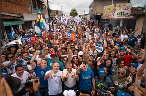 “Chegou a hora de fazer história de novo”, diz Renan diante de multidão