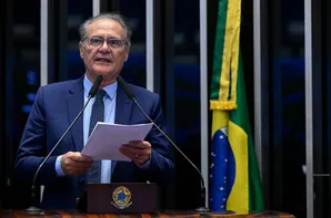 “É o mínimo para quem sustenta o país trabalhando”, diz Renan sobre fim da escala 6x1