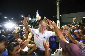 Olho d’Água das Flores recebe caravana de Renan com festa e multidão
