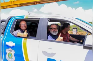 Prefeito Ronaldo Lopes e ministro George Santoro sobem de carro na ponte Penedo-Neópolis pela primeira vez