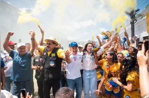 Renan Calheiros percorre Rio Largo em carreata na reta final da campanha