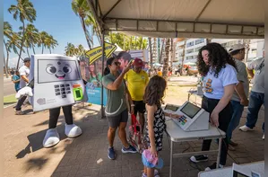 “Rolê com a Pilili” leva urna eletrônica para treinamento na orla de Maceió