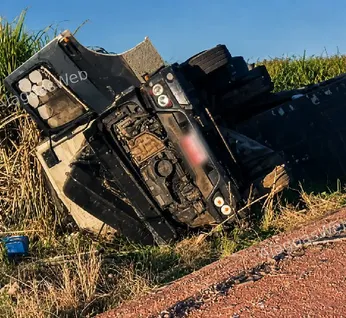 Caminhoneiro fica ferido após carreta tombar na BR-101, em São Miguel dos Campos
