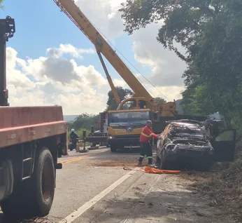 Cegonha com 11 carros tomba na BR-316 entre Satuba e Pilar