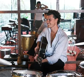 Shawn Mendes surge em estúdio no Brasil e fãs especulam possível lançamento