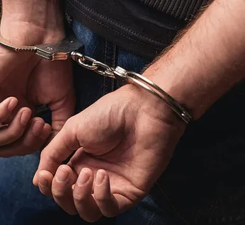 Suspeito de abusar da própria filha foge de casa e depois se entrega à polícia no Farol