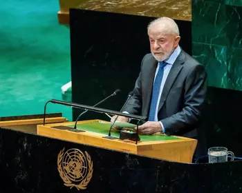 A caminho da ONU, Lula diz que Brasil respeita todos e "exige respeito"
