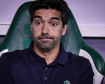 Abel Ferreira é denunciado pelo STJD por chute em microfone; veja possível gancho