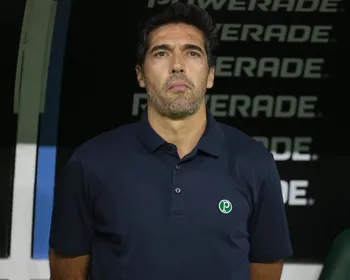 Abel Ferreira é punido com dois jogos de suspensão por chute em microfone