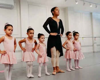 Academia de dança apresenta “Lumiére”: espetáculo que une dança, magia e uma reflexão sobre os vínculos familiares