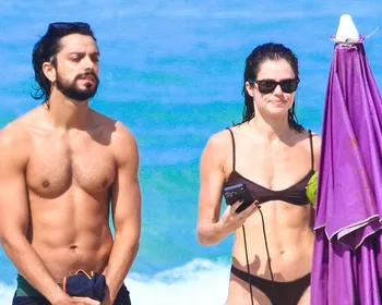 Agatha Moreira e Rodrigo Simas exibem boa forma em dia de praia