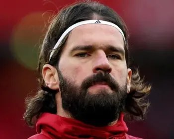 Alisson recebe multa por chutar e danificar painel após empate do Liverpool