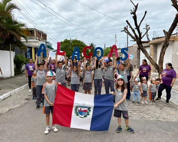 Alunos participam de desfile cívico para comemorar emancipação política de Alagoas