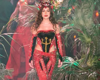 Anitta é coroada rainha de bateria da Grande Rio: 'Sonhei com este lugar'