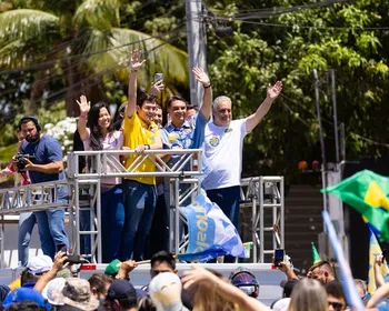 Ao lado de Alfredo Gaspar, Flávio Bolsonaro promete prioridade ao Nordeste e critica Lula e Moraes