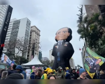 Apoiadores homenageiam André Mendonça em ato feito por Flávio na Paulista