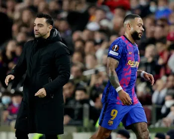 Após pênalti perdido, Memphis fica fora da convocação de Xavi