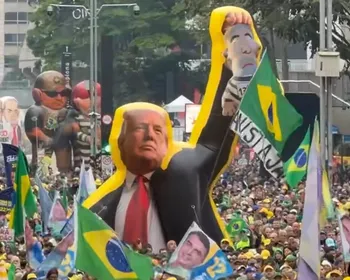 Ato de Flávio na Paulista tem boneco de Trump segurando Lula preso