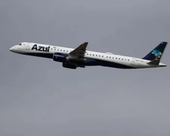 Avião é atingido por raio durante voo e assusta passageiros