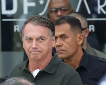 Bolsonaro pede ao STF autorização para receber barbeiro em casa durante prisão domiciliar