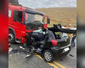BR-116: casal morre e filho sobrevive em batida entre caminhão e carro