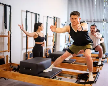 "Bro-lates": aulas de pilates exclusivas para homens fazem sucesso nos EUA
