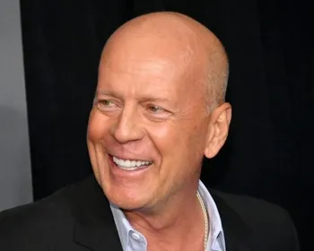 Bruce Willis comparece ao casamento da filha, em rara aparição pública