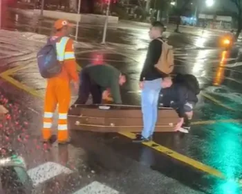 Vídeo: caixão cai de carro funerário durante transporte