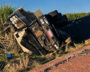 Caminhoneiro fica ferido após carreta tombar na BR-101, em São Miguel dos Campos