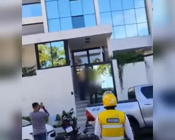 Cancelamento de pedido mobiliza grupo de entregadores em frente a condomínio na Ponta Verde